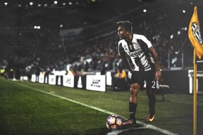 九游游戏中心下载-_无人机携手足球：未来场景新体验_，无人机足球天上的前锋