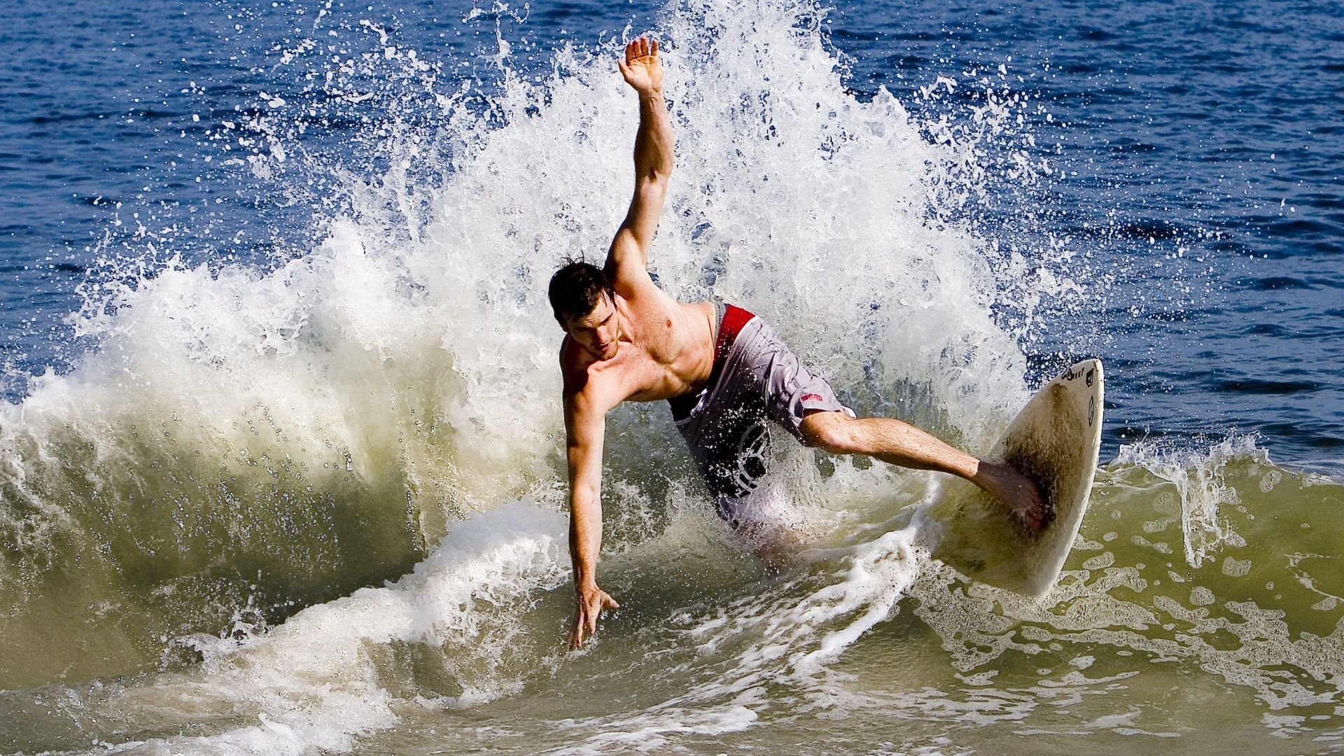 《电竞海外传播：国内战队走向国际舞台》，对比国外电竞发展,中国电竞未来的发展趋势是什么